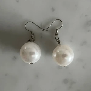 Stora vita pärlörhängen - Så söta, köpt på sellpy!