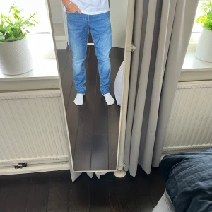 Blå jeans från G-Star RAW - Säljer ett par klassiska blå jeans från G-Star RAW med normal passform och raka ben. Jeansen har fem fickor, snygga sömmar och en brun läderpatch med logga bak i midjan. Perfekta till en avslappnad stil och funkar året runt.