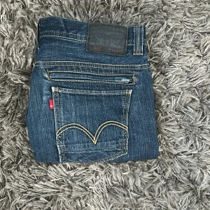 Vintage Levis  - Säljer nu ett par riktigt sköna vintage Levis jeans i modellen 511, jeansen har en riktigt skön tvätt och har en riktigt bra fit, jag på bilden är ich 190 och 76 kg. Har du mer frågor är det bara att skriva/Olle.