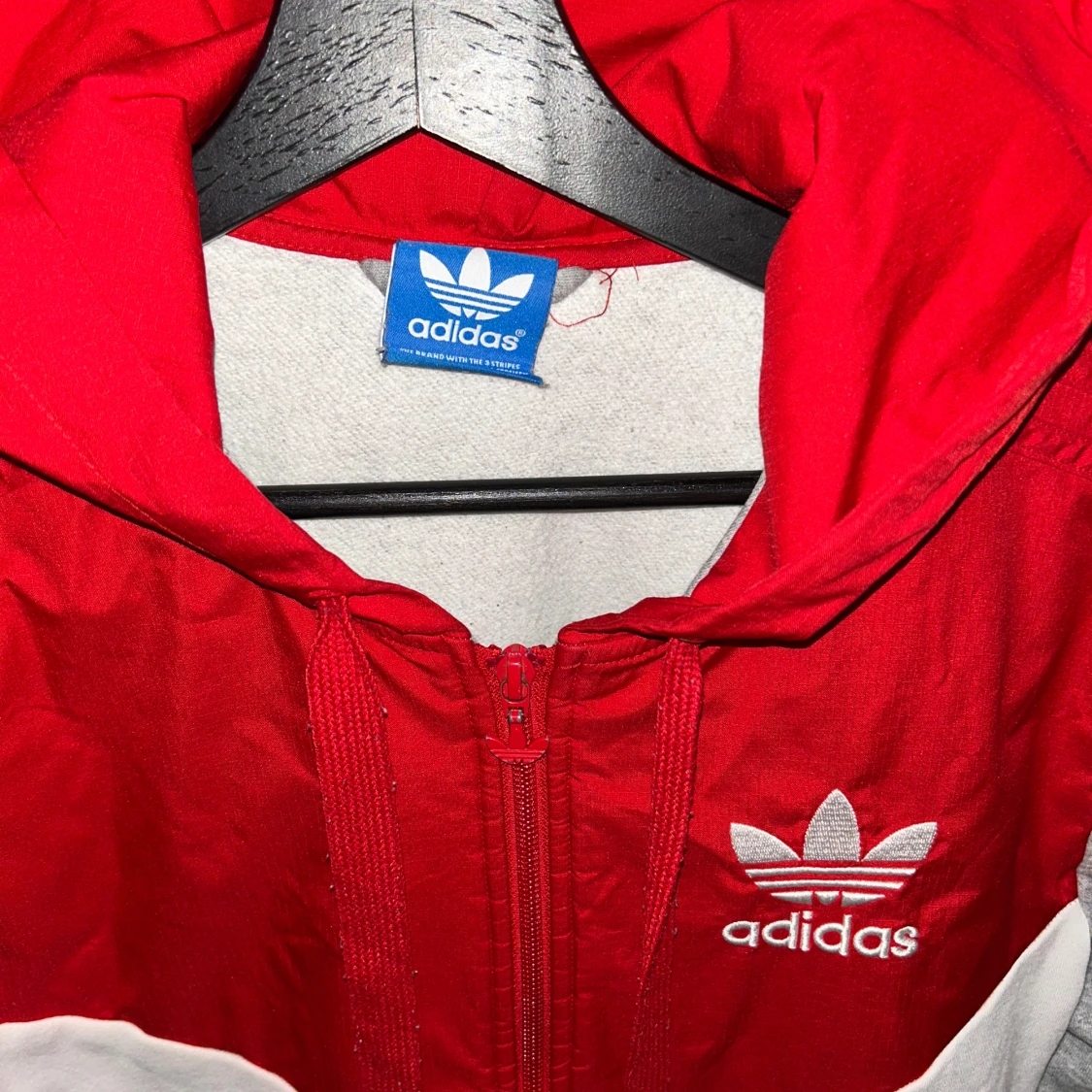 Adidas röd och grå hoodie med dragkedja - 2