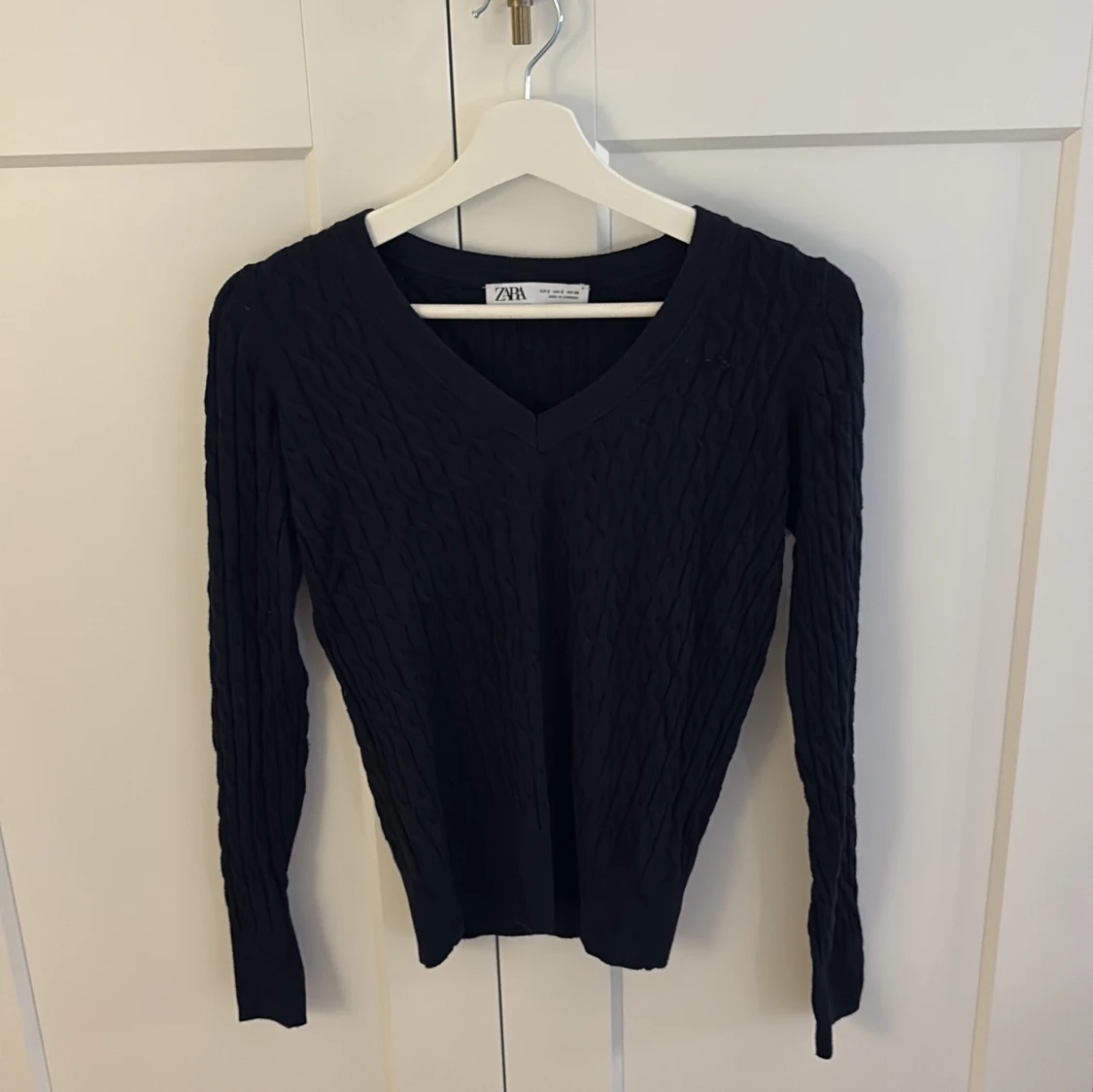 Svart v-ringad stickad tröja från Zara
