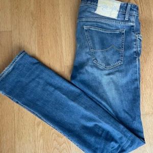 Blå jeans från Jacob Cohen - Säljer ett par snygga Jacob Cohen jeans i den populära modellen 688.C.  Storleken på jeansen är 34. De är i fint skick, nyligen sydda hos professionell skräddare vid skrevet. Hör av dig vid frågor!