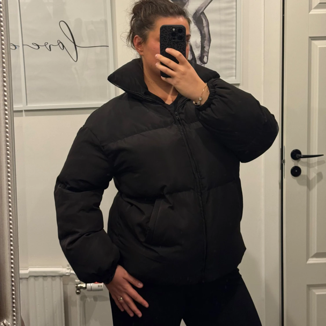 Svart pufferjacka med hög krage - 2