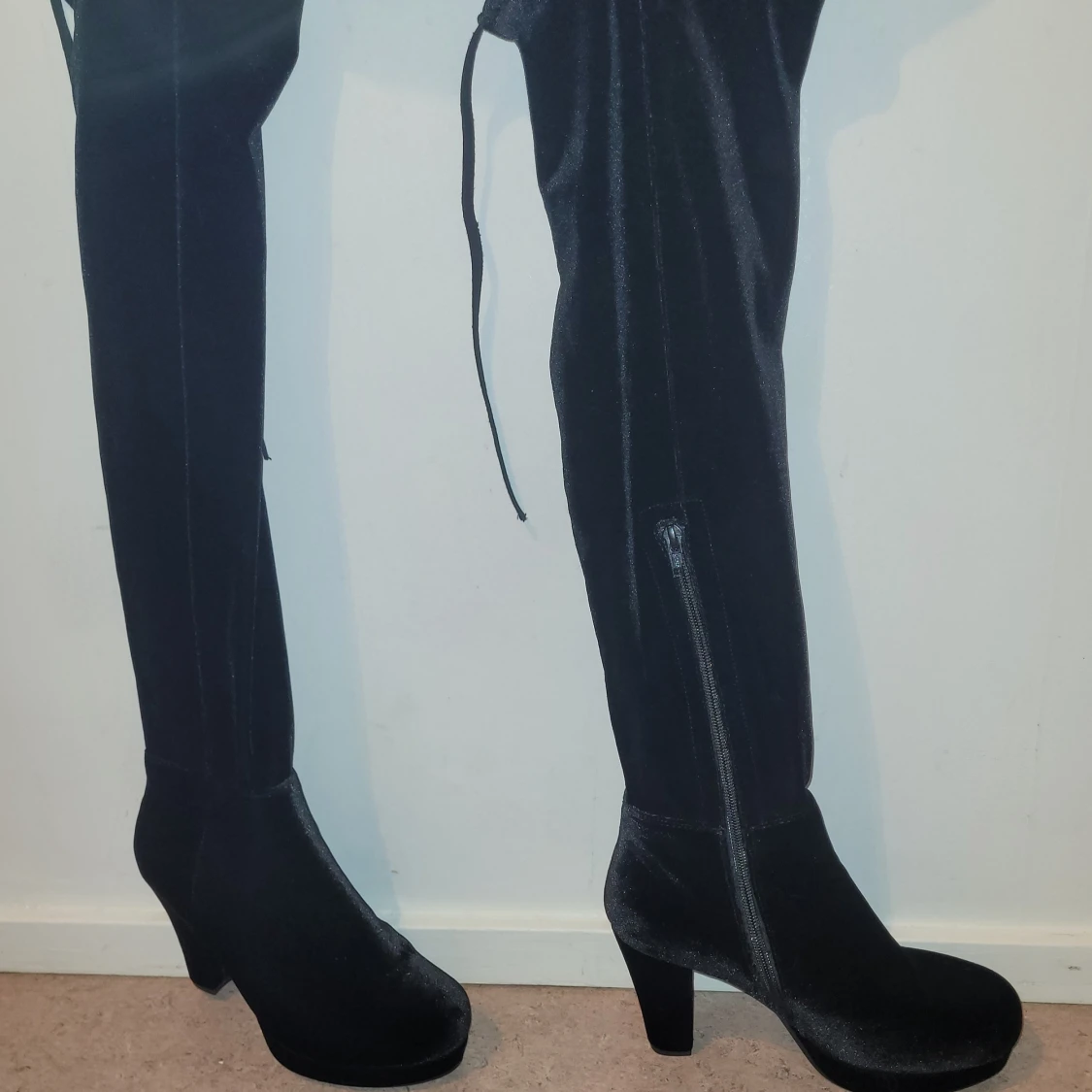 Svarta höga stövlar med klack. Från Skopunkten (Aldrig använda).  - 1