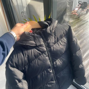 Tommy Hilfiger Jacka, Strl 164, Svart, Bra Skick - Hej! Säljer nu den här Tommy Hilfiger jackan då den blivit för liten. Jackan är använd flera gånger och i bra skick. Perfekt jacka inför vintern.  Storlek: 164 (12-14 år) Färg: Svart  Kan skickas (köparen står för frakt) eller hämtas i Täby. Först till kvarn gäller.  Vid frågor eller för fler bilder - skicka gärna ett meddelande.  Mvh William