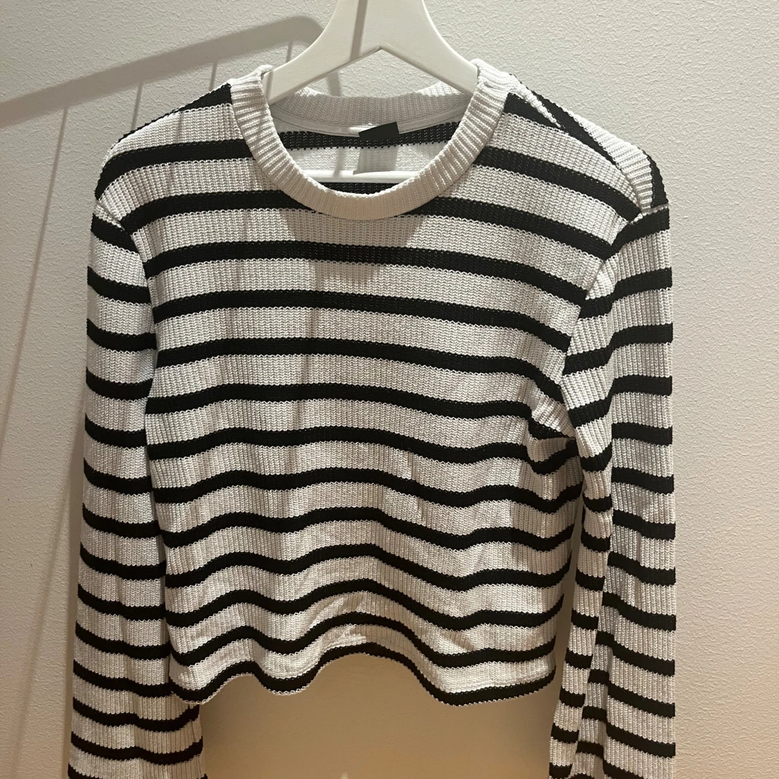 Randig stickad tröja i svart och vitt - 2