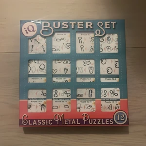 IQ Buster Set Classic Metal Puzzles 12 - IQ Buster Set med 12 klassiska metallpussel från Cheatwell. Utmanande hjärngympa för alla åldrar, svårighetsgrad moderat till svår. Pusslen är i nyskick och passar perfekt för dig som gillar problemlösning och logik. Lösningsblad medföljer. För åldrar 8+.