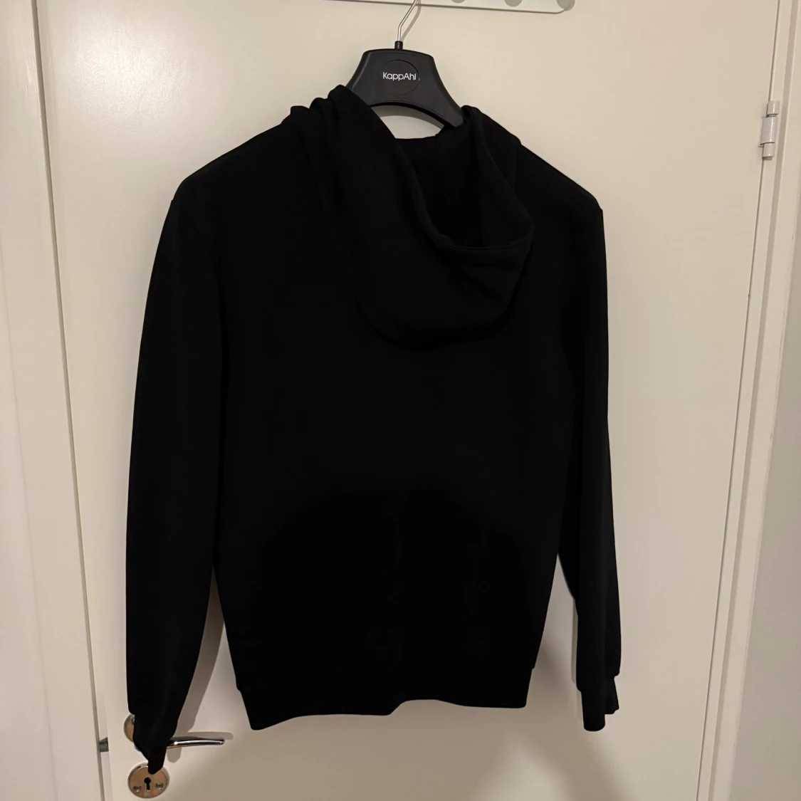 Svart hoodie med dragkedja från Morato - 1