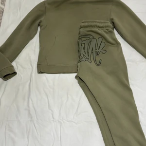 Syna World tracksuit - Säljer ett fint kvalité på Syna World tracksuit. Storlek S