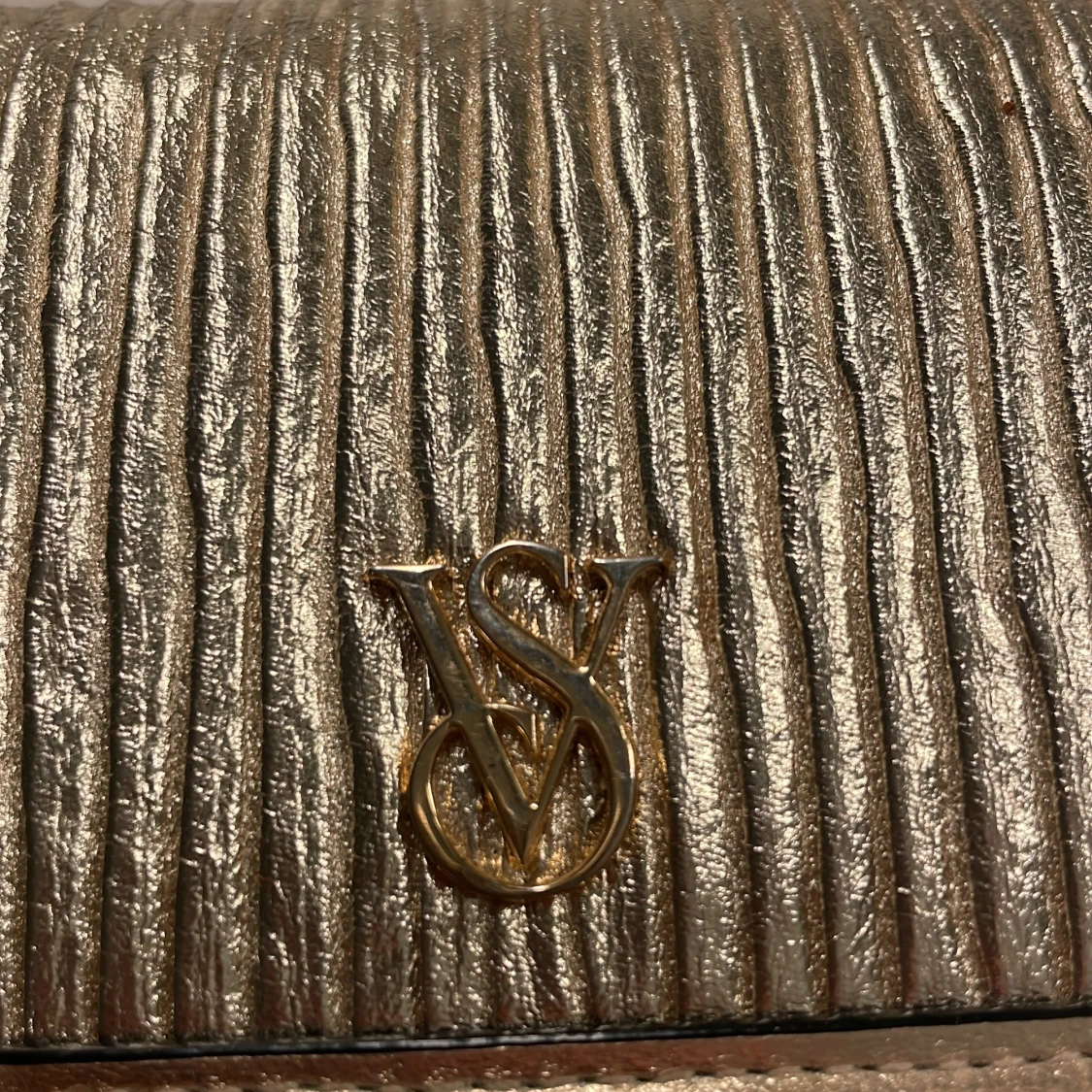 Guldig handväska från Victoria's Secret - 4
