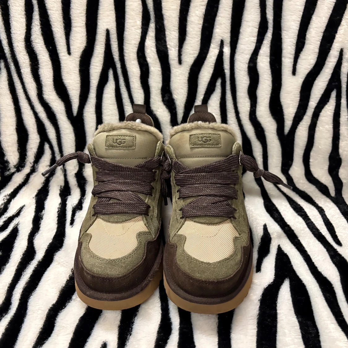 UGG sneakers i beige och olivgrön - 1