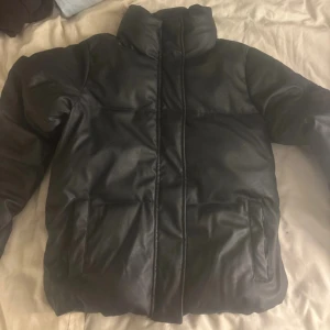 Jacka - As snygg vinterjacka som är i typ läder liknande material på utsidan och flis på insidan så den är väldigt varm, den är ifrån barnavdelningen i stl 150 men skulle säga att den passar en xs/s då den sitter bra på mig som har s🤍 den är endast använd en gång men har ingen användning av den då jag har en annan jacka jag använder