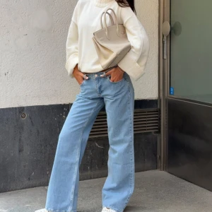 Jens med låg midja - Säljer ett par ljusblå raka jeans från NA-KD med låg midja i sorlek 36. Jeansen är i gott skick, endast använda ett fåtal gånger. Nypris: 699kr. Hör gärna av er om ni har några frågor!🤍