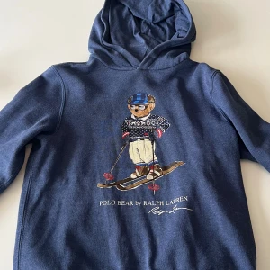 Ralph Lauren hoodie - En snygg blå hoodie från Ralph Lauren. Den är o väldigt bra skick och riktigt nice inför vintern. Hör av dig vid frågor! Pris kan diskuteras!!