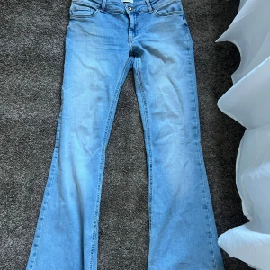 Lågmidjade jeans only - Bra skick ,lite lite repat nere vid slutet på byxan på ena benet . Annars i super skick  storlek:M/32