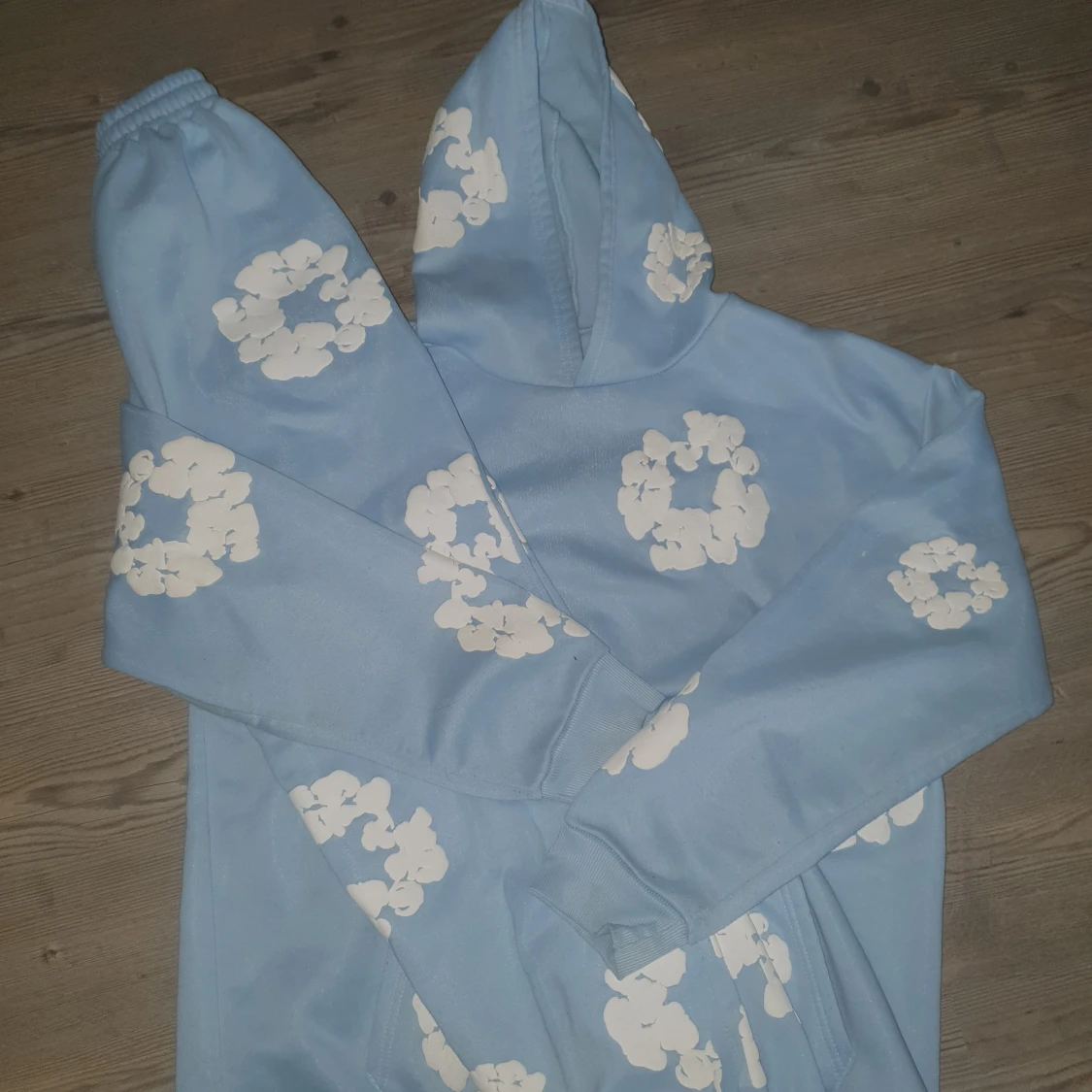 Blå hoodie från Denim Tears med blommor