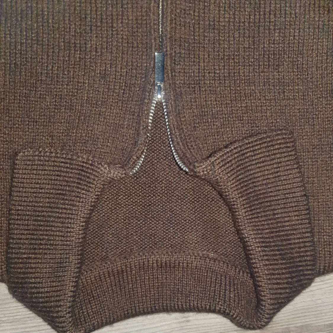Brun stickad polotröja med A-märke - 3