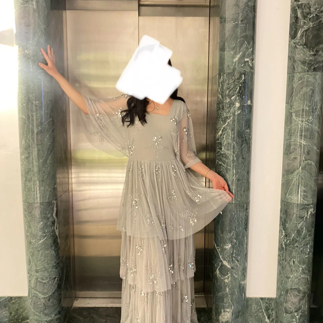 Ljusgrå långklänning med pärldetaljer