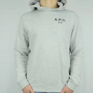 A.P.C. hoodie  - A.P.C. HOODIE  Storlek : XL men mycket mindre  Passform : Sitter som M   Användning : Hoodien är i ett väldigt fint skick utan defekter  Nypris : Cirka 2500SEK  Modellen på bilen är 182CM och väger 76KG