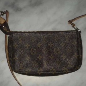 Louis Vuitton brun handväska med monogram - Säljer en äkta Lv väska som jag köptes för 1 år sedan i bra skick. Använd några få gånger men inget som märks. Köptes för 8700, säljer för 5000 💖