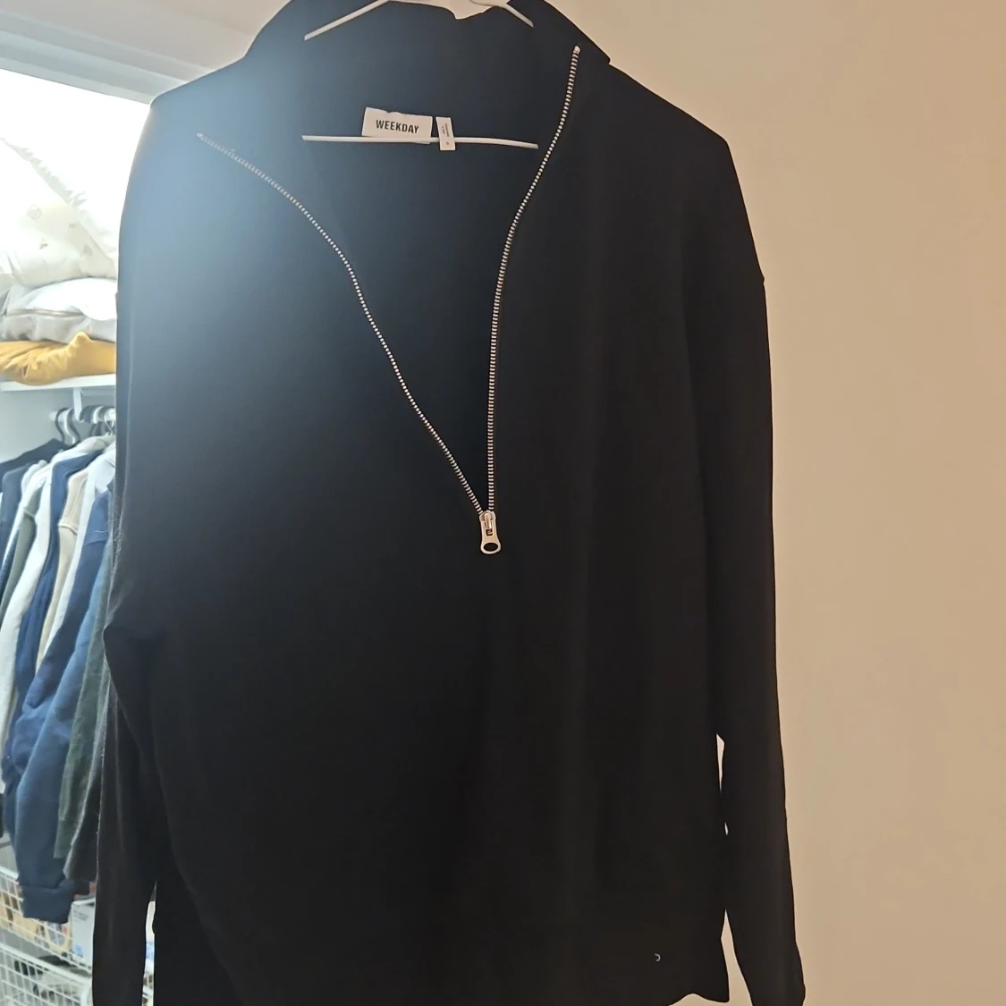 Svart half zip tröja från Weekday