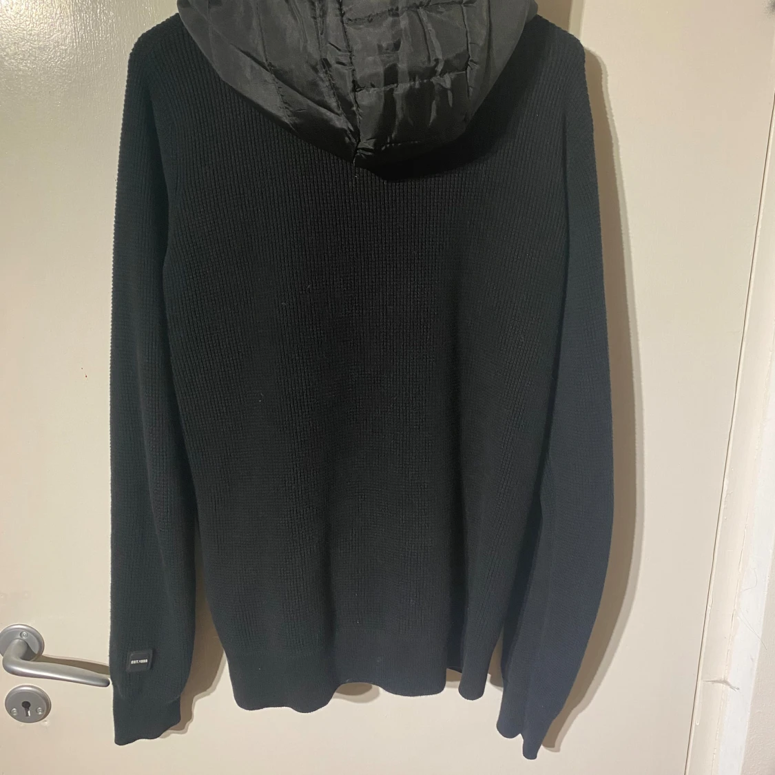 Svart stickad hoodie med dragkedja - 1