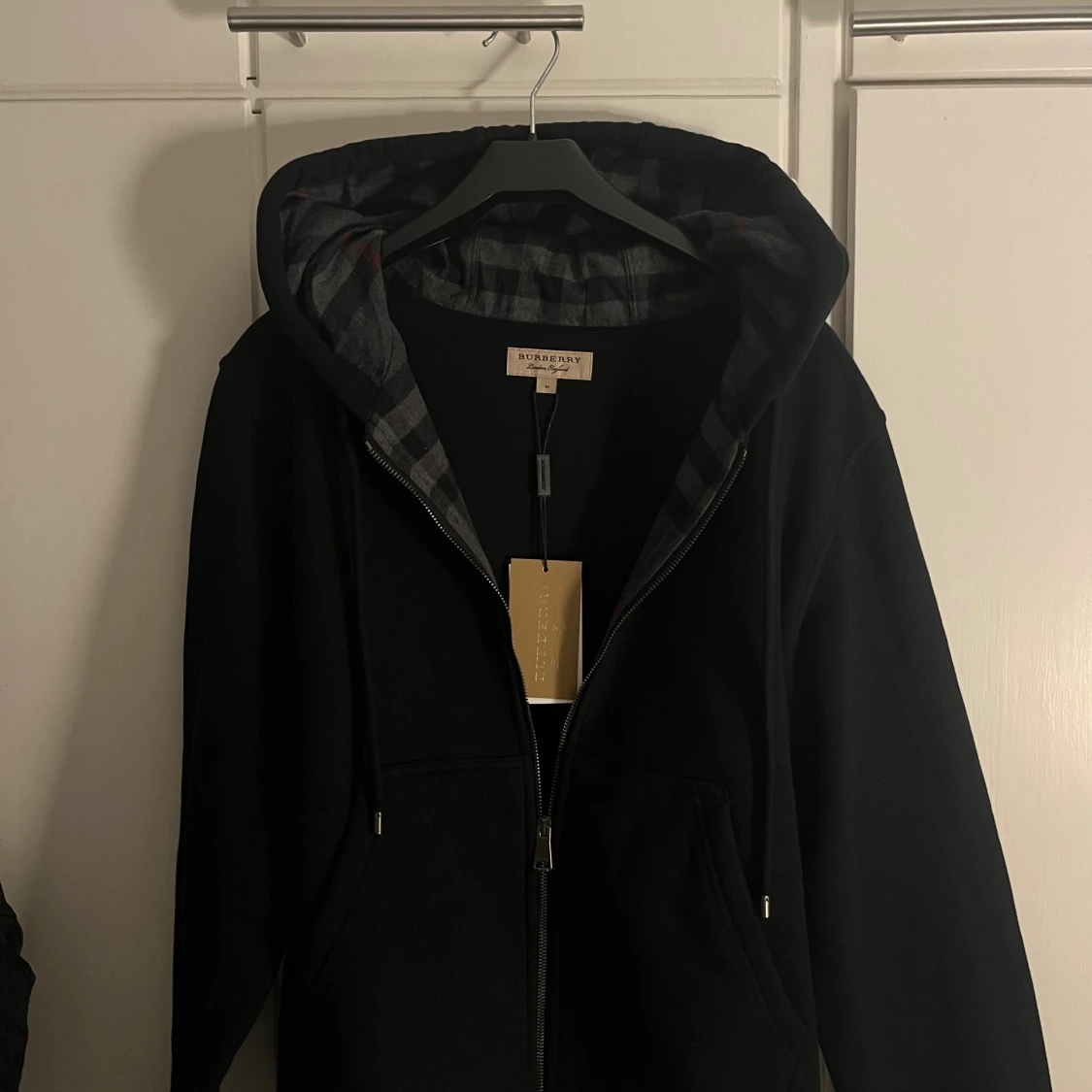 Svart Burberry hoodie med rutig huva