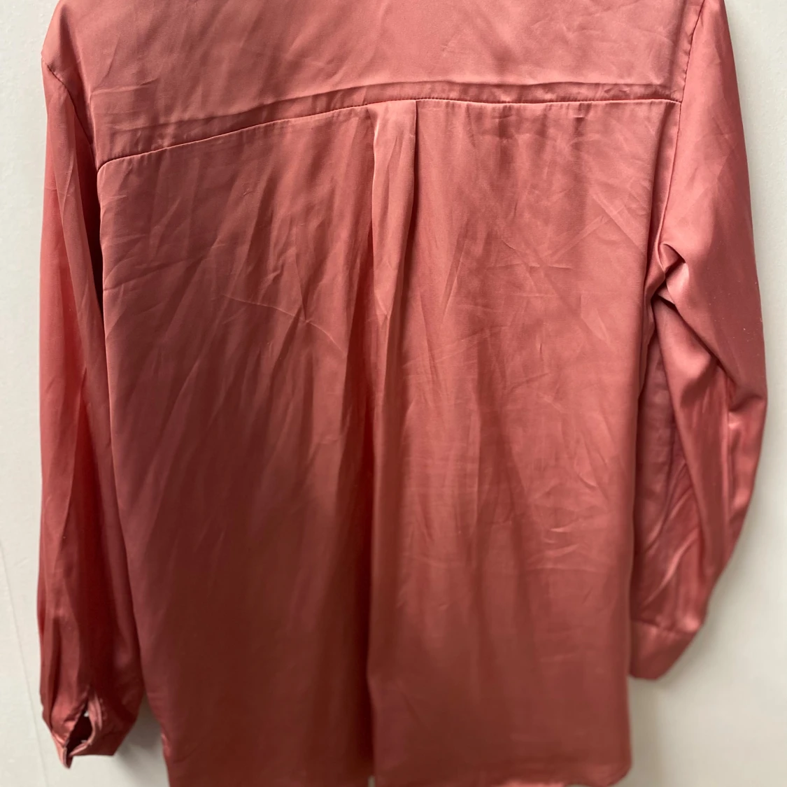 Rosa långärmad skjorta i satin - 1