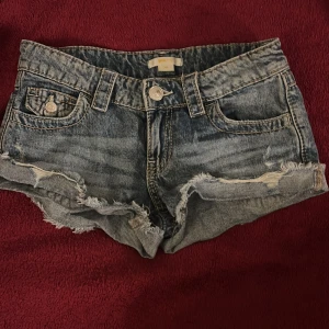 Low waist shorts från ginatricot - Low waist shorts från ginatricot, dom är i bra skick.