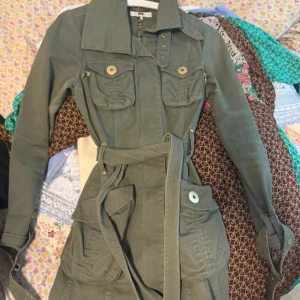 Y2K ”jacka” - Den är min mammas gamla från 2007, den ger y2k vibe ngl. Ser helt ny ut, ingen skada eller något, har knappt haft på mig de.