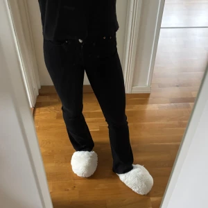Svarta bootcut jeans - Säljer ett par bootcut jeans från Gina i modellen Perfect Jeans. Säljer då de är en storlek för små för mig💕