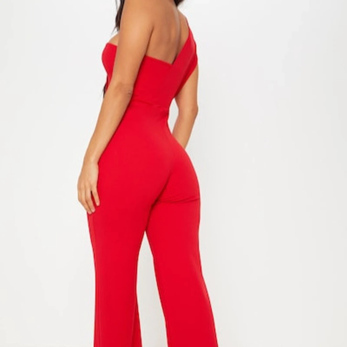 Röd one shoulder jumpsuit från PLT - 2