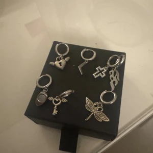 Örhängen  - Säljer örhängen i olika designer från någon hemsida av en privatperson, kom inte exakt ihåg vilken. De flesta är oanvända och annars testade eller sparsamt använda 😇 10kr styckvis eller 50 för allihop, skriv privat vilket eller vilka örhängen du är intresserad av 🥰🥰