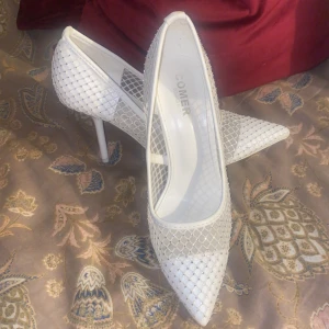 Vita glittra pumps!  - Säljer mina fiiina vita klackskor som jag använde när jag firade min 23 års dag på en resturang. Storlek 38. 