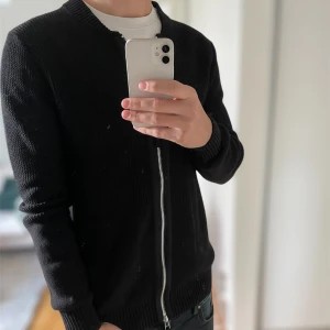 Svart stickad kofta med dragkedja - Skön tröja med sjuk passform | funkar bra som overshirt | skick 9/10✅