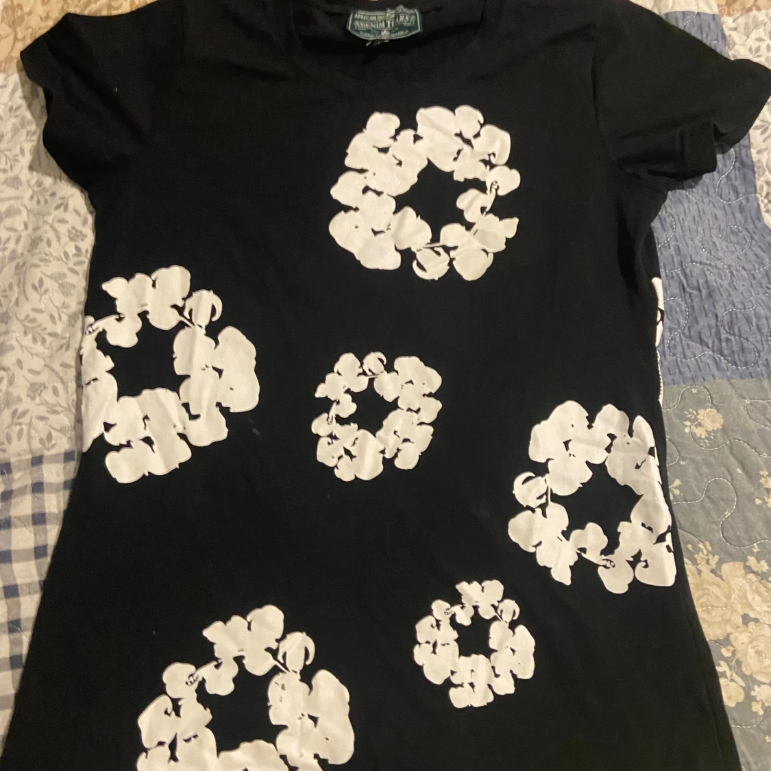 Svart blommig t-shirt från Denim Tears