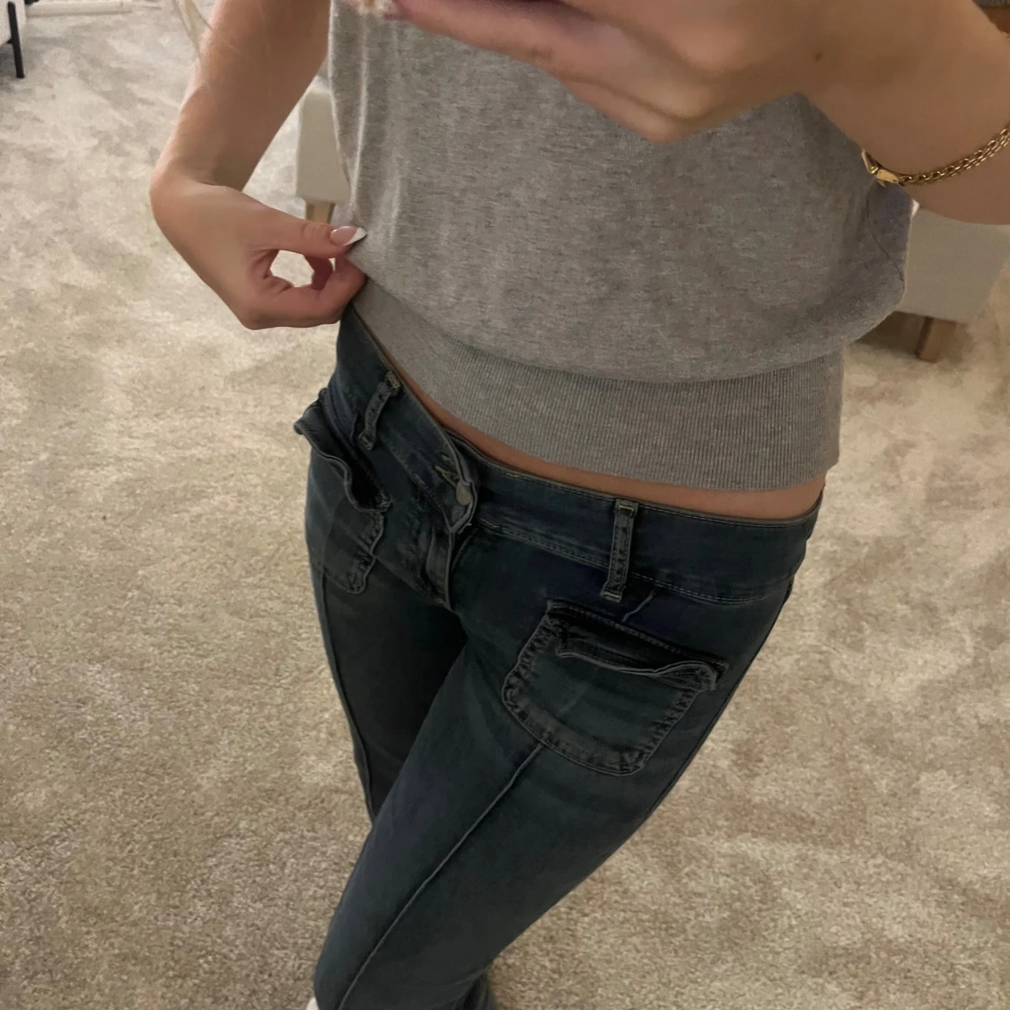 Grå stickad kortärmad tröja - 1