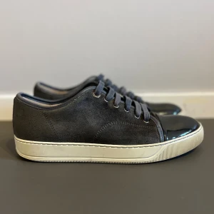 Lanvin Patent Cap Toe Sneakers Elephant Grey - Lanvin Patent Cap Toe Sneakers Elephant Grey | Storlek: 41/UK 7, passar dig mellan 41-42 | Skick: 7/10, använda och förekommer vissa defekter som man kan se | Endast skorna ingår! | Bara att skriva vid funderingar✍️