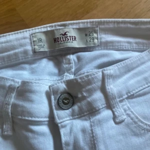 Vita lågmidjade jeansshorts från Hollister - Skitsygga LOWWAIST vita jeansshorts från Hollister som jag har sytt om till shorts av ett par gamla jeans och sedan rullat upp benen!