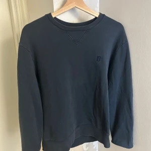 Dondup tröja - Säljer nu denna riktigt snygga Dondup tröjan i ett bra skick för bara 599! Vid frågor och funderingar är det bara att skriva!