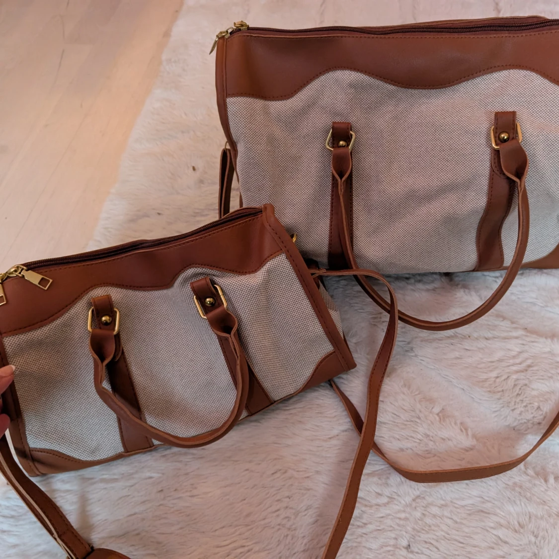 Beige och bruna axelväskor med detaljer