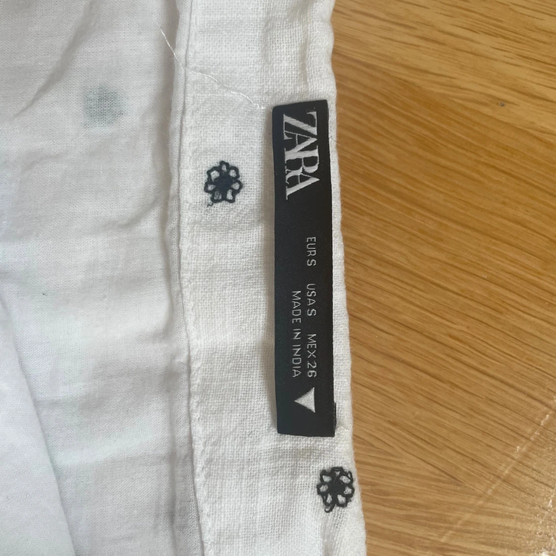 Vit kjol med svarta blommor!! - 4