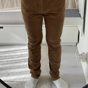 Hampton Republic byxor - Hej!  Säljer byxorna som är tyvärr för långa för mig. Titta på sista bilder, där finns mätningar.  Märke: Hampton Republic.