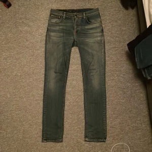 Nudie Jeans Grim Tim Navy Blå - Säljer ett par Nudie Jeans Grim Tim i navy blå tvätt. Fet tvätt, inga defekter, tvättade två gånger. Pm vid ytligare frågor eller funderingar!