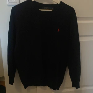 Svart Ralph Lauren tröja  - Klassisk svart tröja från Polo Ralph Lauren i 100% bomull. Tröjan är i storlek m men passar även storlek s. Tröjan är i mycket bra skick. Vid fler frågor skicka meddelande.