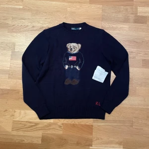 Ralph lauren tröja - Nu säljer jag min riktigt snygga Ralph lauren tröja för den inte kommer till användning! Den är knappt använd och kostar ca 5000 nypris! Den är otroligt trendig! Storlek M, och bara att höra av er vid minsta lilla intresse, kom med prisförslag!!🤩