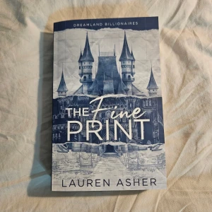 The Fine Print av Lauren Asher 💙 - En modern berättelse om drömmar och kärlek, där två unga vuxna möts i en värld av nöjesparker och sagoslott. Perfekt för dig som gillar romantik, drama och att följa karaktärer som utmanar varandra och sig själva. Nypris runt 150 kr. I mycket bra skick, läst en gång med endast ett litet slitage som knappt syns (se sista bild).