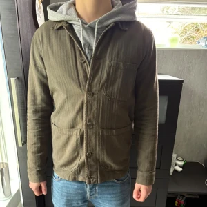 A days march overshirt - Säljer denna A days march overshirt | Storlek S | Nypris 1500 | Skick 7/10 | Hör gärna av dig vid minsta fråga ✅