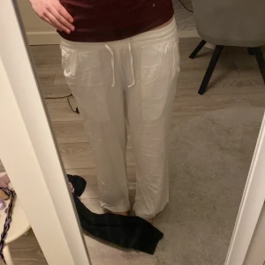 Vita linnebyxor med snörning XS - Säljer ett par vita linnebyxor från 157 i storlek XS. Byxorna har elastisk midja med snörning, raka ben och fickor fram och bak. Perfekta för chill dagar och har en skön loose passform. Materialet är lätt och luftigt linne. De är lite skrynkliga fast KOMMER stryka vid köp