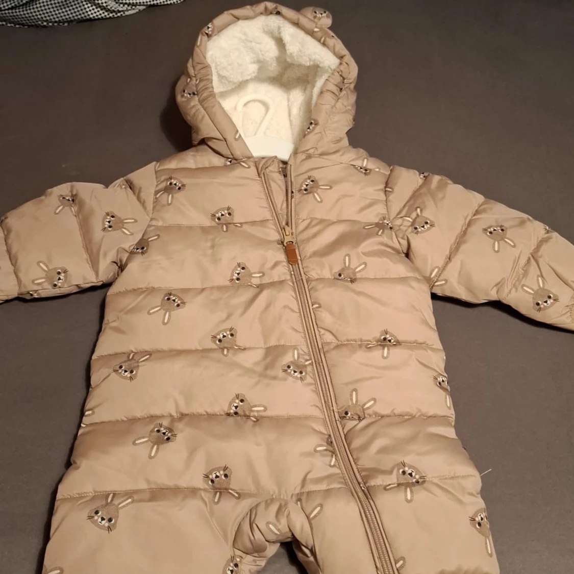 Beige pufferoverall från Kappahl